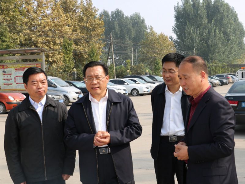 王克明與省工商聯(lián)黨組書記李德才、市政協(xié)副主席工商聯(lián)主席侯合柱、市委統(tǒng) 戰(zhàn)部副部長郭洪俠合影