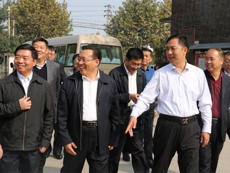 省工商聯(lián)黨組書記李德才、市政協(xié)副主席工商聯(lián)主席侯合柱、市委統(tǒng) 戰(zhàn)部副部長(zhǎng)郭洪俠、龍安區(qū)委書記高勤科等一行到公司視察